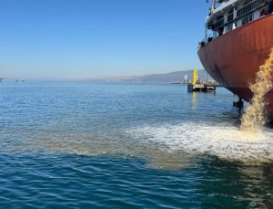 Denizi kirleten gemi, Kocaeli Büyükşehir ekipleri tarafından tespit edildi