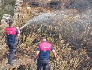 Kars Bayrampaşa TOKİ nölgesinde örtü ve anız yangını kısa sürede söndürüldü