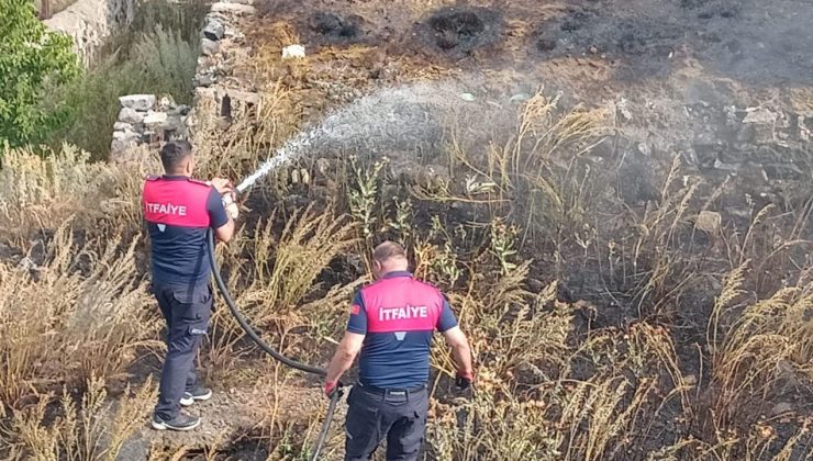 Kars Bayrampaşa TOKİ nölgesinde örtü ve anız yangını kısa sürede söndürüldü