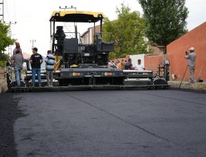 Kars Belediye Başkanı Ötügen Senger, asfalt çalışmalarını yerinde inceledi