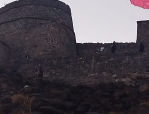 Kale surlarına çıkan bir kişi, intihar girişiminde bulundu