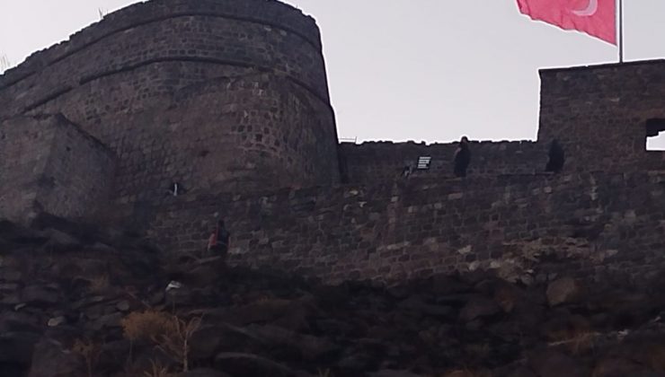 Kale surlarına çıkan bir kişi, intihar girişiminde bulundu