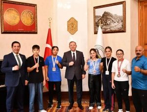 Kars Valisi Ziya Polat, Türkiye Şampiyonası'nda dereceye giren minik boksörleri makamında ağırladı