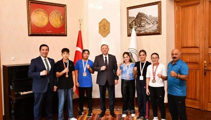 Kars Valisi Ziya Polat, Türkiye Şampiyonası'nda dereceye giren minik boksörleri makamında ağırladı