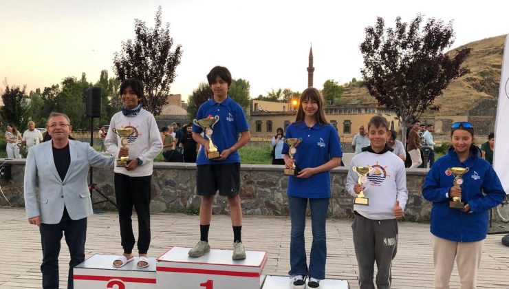 Vali Ziya Polat, Anadolu Yelken Ligi Kars Optimist Yarışları’nda dereceye giren sporculara ödüllerini verdi