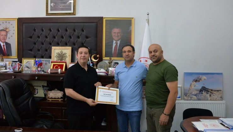 Kars Gençlik ve Spor İl Müdürü Mehmet Başköylü'den başarılı personele takdirname