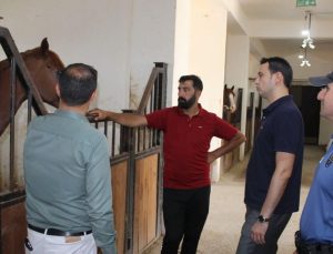 Selim Kaymakamı Semiz'den at çiftliğine ziyaret