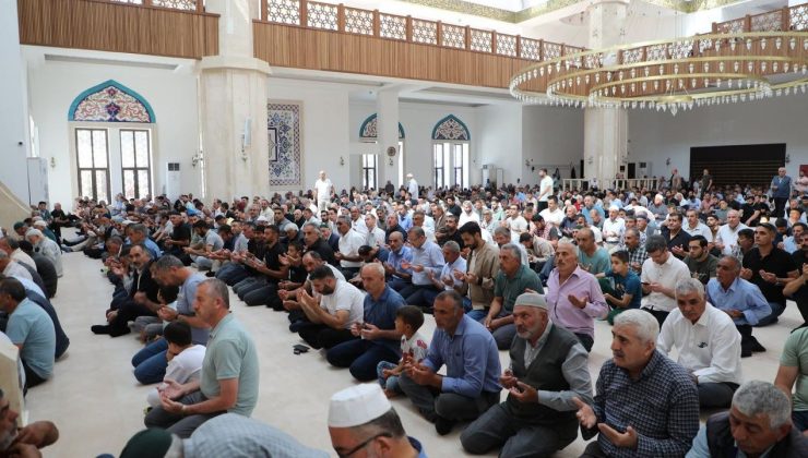 Kars Sultan Alparslan Camii ve Külliyesi'nde aziz şehitler için mevlid programı düzenlendi