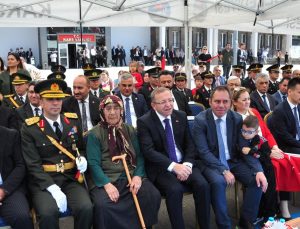 Kars'ta 30 Ağustos Zafer Bayramı kutlamalarına 98 yaşındaki Hayriye Ağyel de ortak oldu