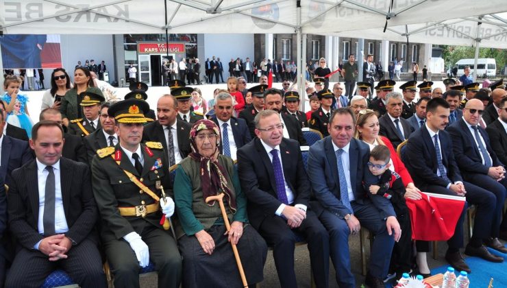 Kars'ta 30 Ağustos Zafer Bayramı kutlamalarına 98 yaşındaki Hayriye Ağyel de ortak oldu