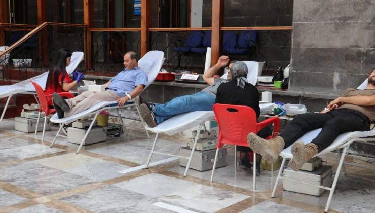 Kars Belediyesi personelinden Türk Kızılayı'nın kan bağışı kampanyasına destek