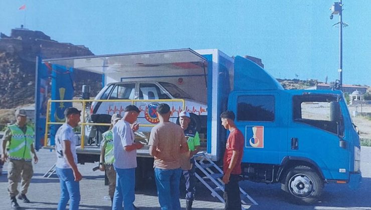 Kars'ta Emniyet Kemeri Simülasyon Aracı emniyet kemerinin hayati önemini uygulamalı olarak gösterildi
