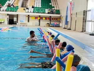 Kars'ta Yüzme Spor Okulları, çocukların hem fiziksel hem de kişisel gelişimlerine katkı sağlıyor