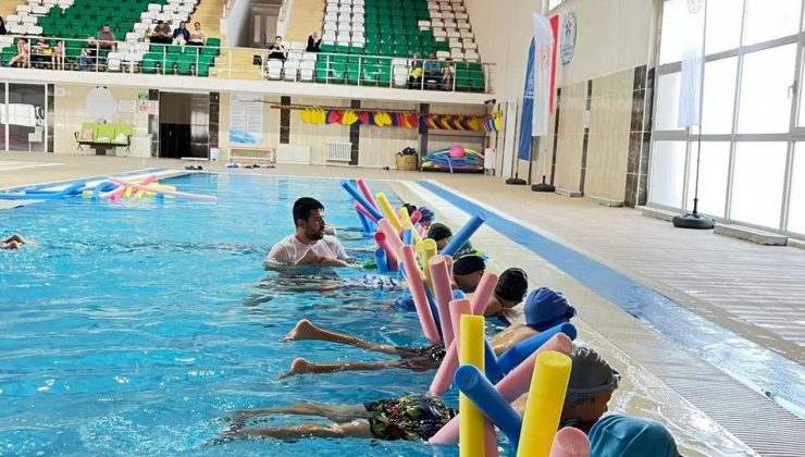 Kars'ta Yüzme Spor Okulları, çocukların hem fiziksel hem de kişisel gelişimlerine katkı sağlıyor
