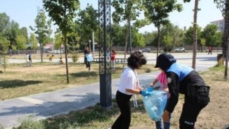 Kars'ta öğrencilere çevre temizliği bilinci aşılanıyor