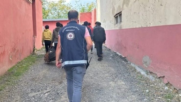 Kars'ta yakalanan 16 düzensiz göçmen geri gönderme merkezine sevk edildi