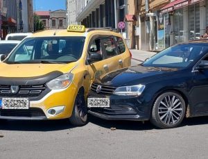 Kars'ta maddi hasarlı trafik kazası meydana geldi