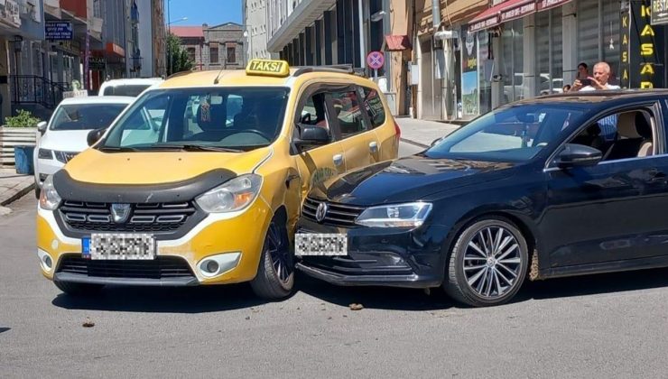 Kars'ta maddi hasarlı trafik kazası meydana geldi