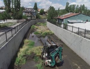 Kars'ta Devlet Su İşleri dere temizlik çalışmalarına başladı