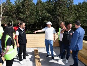 Kars Valisi Ziya Polat, Çıldır Gölü kıyısındaki kütük ev inşaatını inceledi