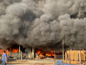Antalya’da iki depoda çıkan yangına ekipler müdahale ediyor