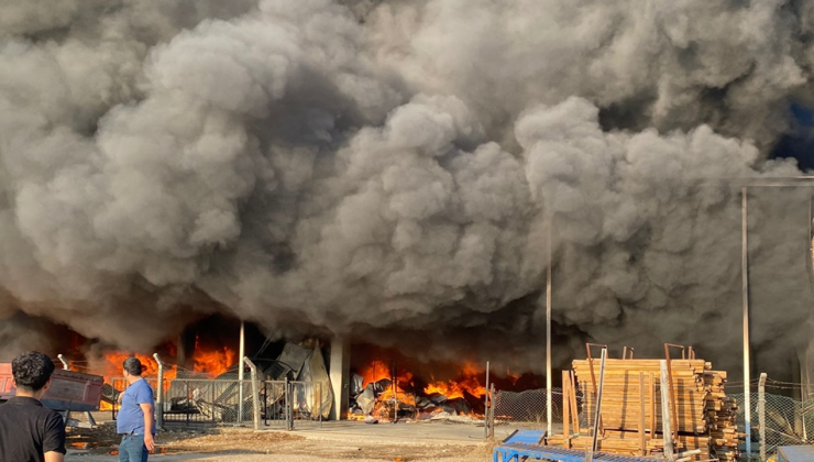 Antalya’da iki depoda çıkan yangına ekipler müdahale ediyor