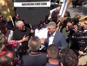 Esma Ersin siyah çelenkle gelen grubu çiçekle karşıladı