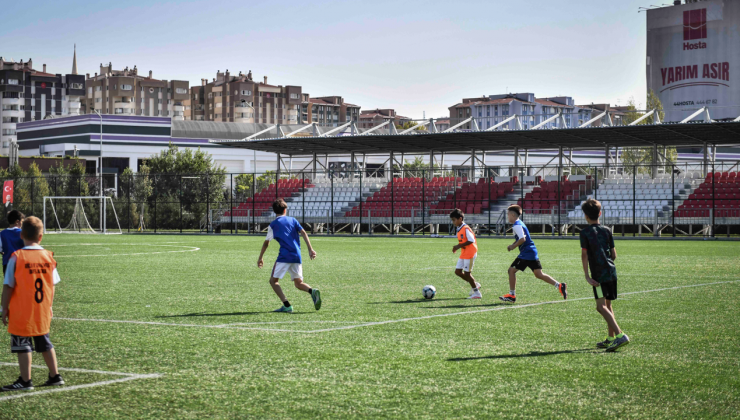 Başkentli minikler yaz tatilinde futbolla buluştu