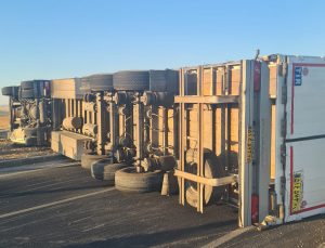 Bismil’de İran Plakalı Tır Devrildi, Sürücü Hastaneye Kaldırıldı