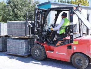 Haliliye'de parke taşı çalışmalarıyla yollar yenileniyor