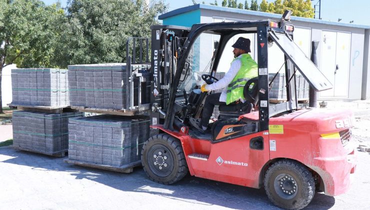 Haliliye'de parke taşı çalışmalarıyla yollar yenileniyor