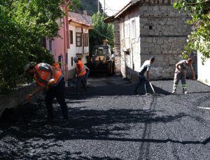 Güdül’de asfalt seferberliği: Yeşilöz’de çalışmalar sürüyor