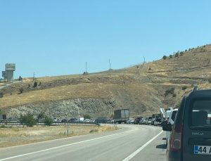 Elazığ-Pertek feribot iskelesinde kilometrelerce kuyruk oluştu