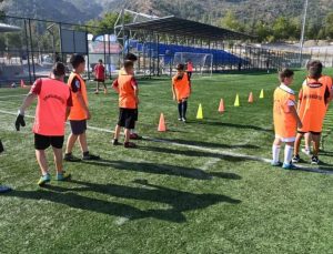 Isparta Belediyesi’nin yaz spor kurslarında dolu dolu bir yaz tatili geçirdiler