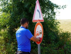 Kocaeli Büyükşehir’le kırsal ulaşımda levhalar yenileniyor