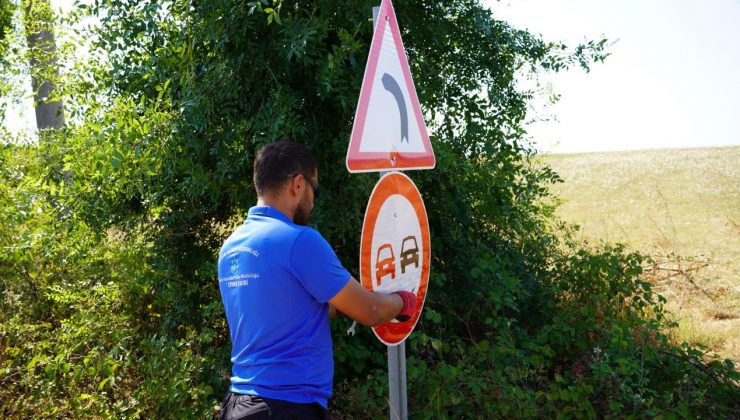 Kocaeli Büyükşehir’le kırsal ulaşımda levhalar yenileniyor