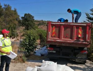 Kocaeli Belediyesi üreticiye tavuk yemi ve ekipman desteği