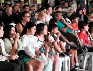 Kocaelililer, en güzel filmleri İzmit’in kalbinde izliyor; Milli İrade Meydanı, sinemaseverlerin adresi oldu