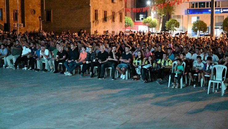 Isparta’da Fenerbahçe – Benfica maçı dev ekranda yayınlandı