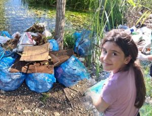 Serikli iki kardeşten örnek davranış: Antik kentte temizlik yaptılar