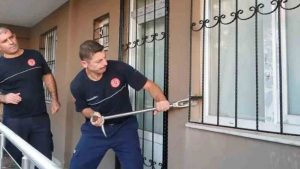 Apartmana yeni taşınan yaşlı çift alarma neden oldu