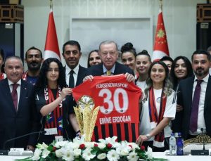 Cumhurbaşkanı Erdoğan, Yüksekovaspor Kadın Futbol Takımı’nı ağırladı