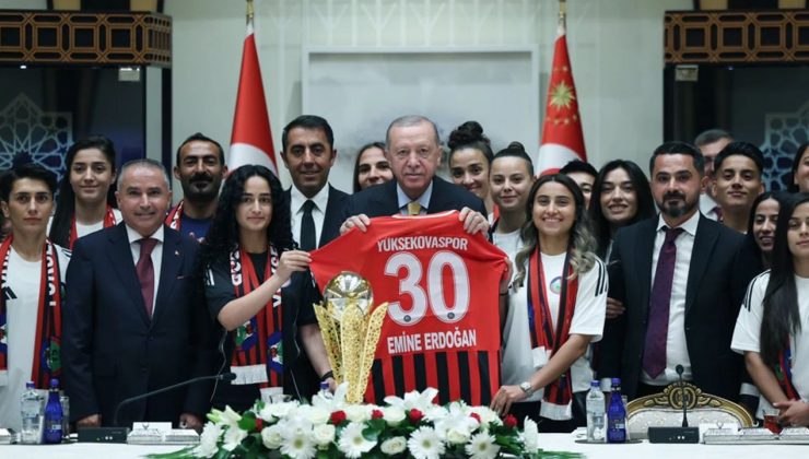 Cumhurbaşkanı Erdoğan, Yüksekovaspor Kadın Futbol Takımı’nı ağırladı