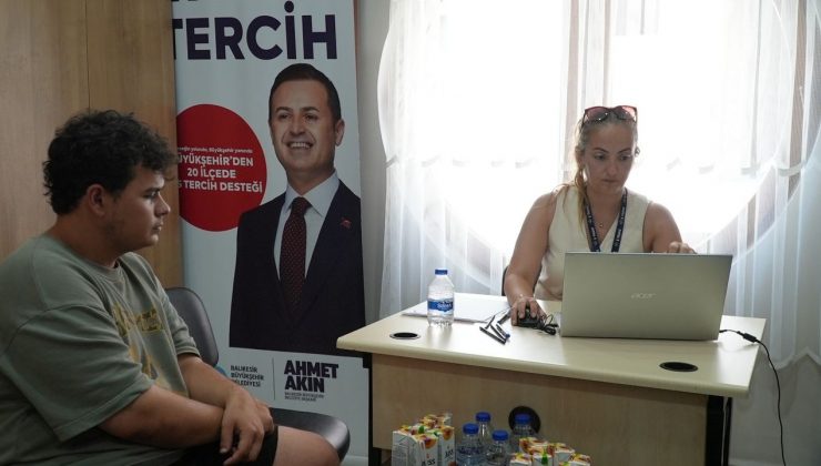 Ahmet Akın tercih sürecinde gençlerin yanında