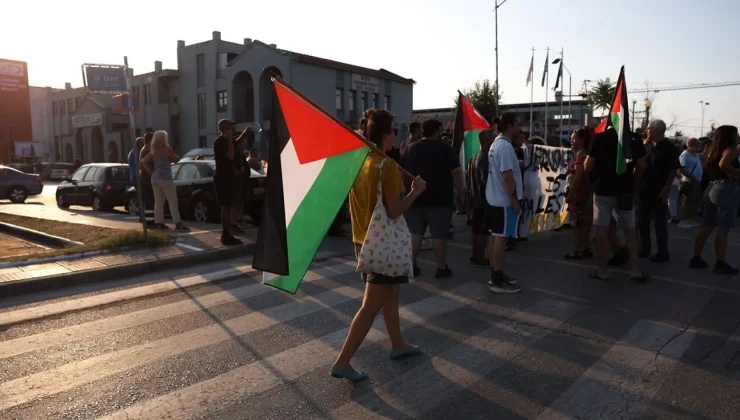 Yunanistan’da Filistin destekçileri, Pire Limanı’nda israil gemisini protesto etti