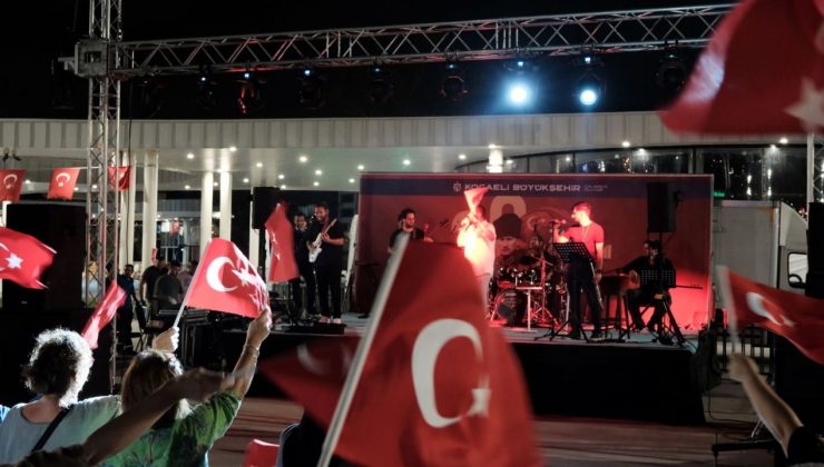 30 Ağustos coşkusu “Kahramanların İzinde” konseriyle başladı; Zafer meşalesi Milli İrade Meydanı’nda yakıldı