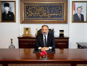 Rektör Turabi, hemşehrisi Prof. Dr. Safi Arpaguş’a tebrik etti