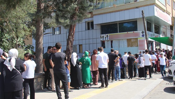 Okul Kıyafeti Satan Mağazaların Önünde Uzun Kuyruklar Oluştu: Veliler Duruma Tepkili!