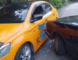 Tehlikeli yokuşta kaza: Tofaş ve taksi çarpıştı