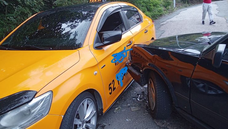Tehlikeli yokuşta kaza: Tofaş ve taksi çarpıştı